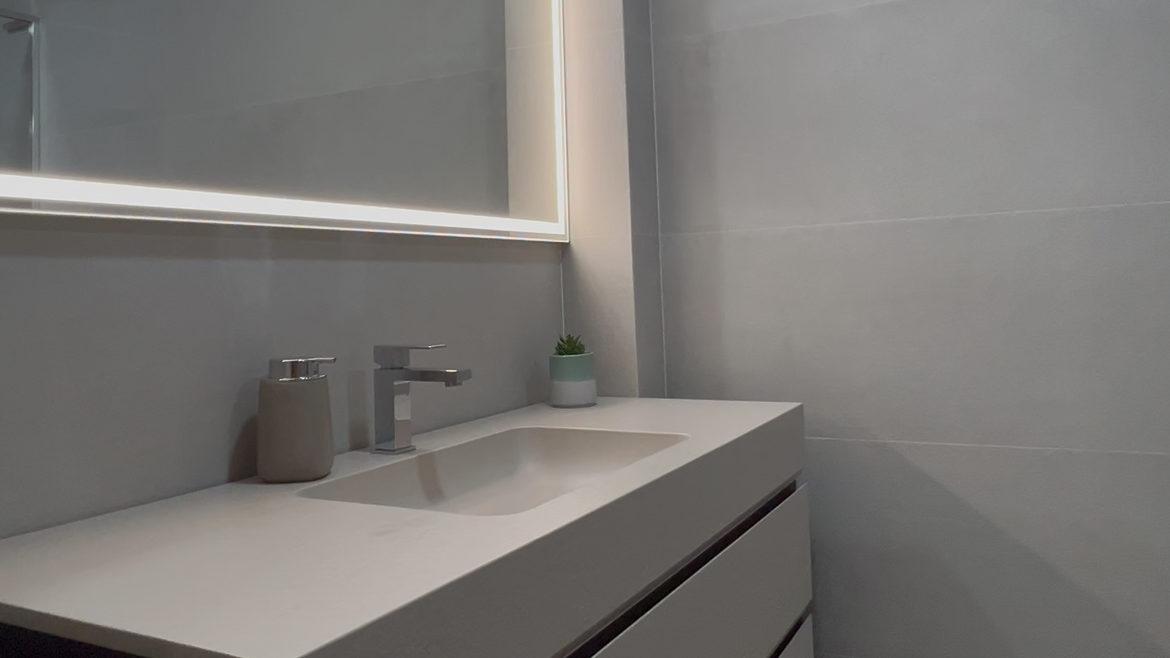 reforma-baño-elegante-lalcudia